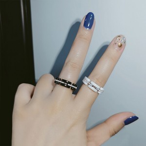 Mens And Womens Ceramic Chic Zircon Single Band Ring Black White